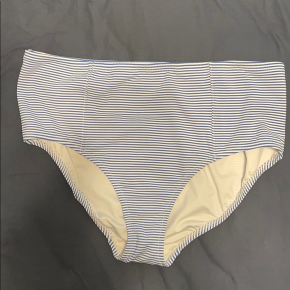 Lands’ End Seer Sucker Tankini - Picture 6 of 8